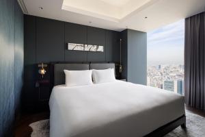 Postel nebo postele na pokoji v ubytování BELLUSTAR TOKYO, A Pan Pacific Hotel