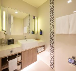 a bathroom with a sink and a mirror at Travelodge Pattaya in Pattaya +62 photos