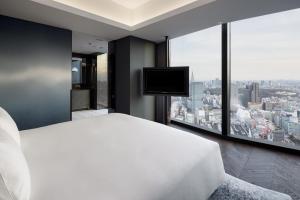 Postel nebo postele na pokoji v ubytování BELLUSTAR TOKYO, A Pan Pacific Hotel