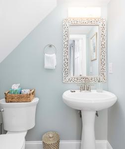 bagno con lavandino, specchio e servizi igienici di Charming Secluded Courtyard - 1 BLOCK TO KING a Charleston