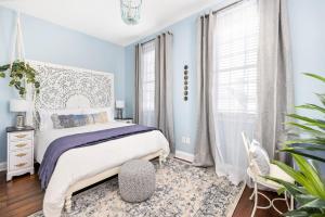 Schlafzimmer mit blauen Wänden, einem Bett und einem Teppich in der Unterkunft Stunning Secret Courtyard - 1 BLOCK TO KING in Charleston