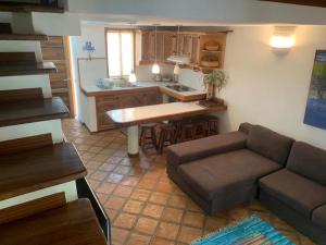 sala de estar con sofá y cocina en Morrocoy - Acogedora Casa VIP Tucacas en Tucacas