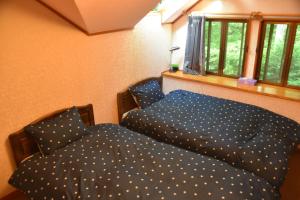 a bedroom with a bed and a window at 木香苑 in Tsumagoi