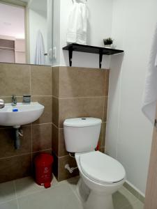 y baño con aseo y lavamanos. en Aparta estudio NUEVO- zona centrica de Bucaramanga, en Bucaramanga