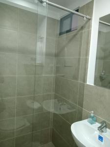 y baño con ducha y lavamanos. en Aparta estudio NUEVO- zona centrica de Bucaramanga, en Bucaramanga