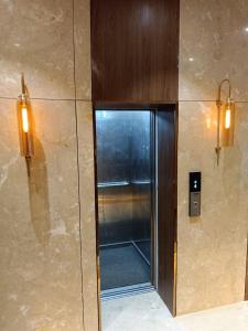 バラナシにあるBuddha Staysの二灯建物内のガラス張りのエレベーター