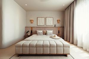 ein Schlafzimmer mit einem großen Bett und einem großen Fenster in der Unterkunft C4 Estate, Mediterranean-style home in Canggu, 6-min drive to beach in Canggu