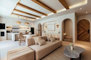 ein Wohnzimmer mit einem Sofa und einem Tisch in der Unterkunft C4 Estate, Mediterranean-style home in Canggu, 6-min drive to beach in Canggu