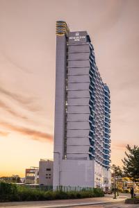 wysoki budynek z znakiem na górze w obiekcie Ocean Soleview Hotel w mieście Inczon