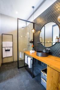 ein Badezimmer mit Waschbecken und Spiegel in der Unterkunft Tropical Comfort - Private Pool Modern Townhouse in Canggu