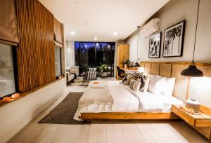 ein Schlafzimmer mit großem Bett und ein Wohnzimmer in der Unterkunft Tropical Comfort - Private Pool Modern Townhouse in Canggu + 18 Fotos