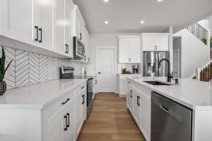 Η κουζίνα ή μικρή κουζίνα στο Bright & Spacious 3 Beds Luxury Home in SE Calgary