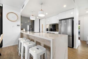 Η κουζίνα ή μικρή κουζίνα στο 2 Indigo - quality apartment in coveted location 3 Month Rentals