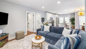 un soggiorno con divano blu e una cucina di Secluded Courtyard & Parking - 2 Blocks to King a Charleston