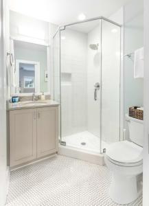Ένα μπάνιο στο Secluded Courtyard & Parking - 2 Blocks to King +11 φωτογραφίες