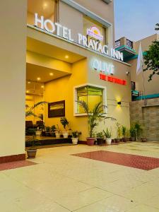 Hotel Olive Vault, Most Awarded Property in Haridwar في حاريدوار: صيدلية الفندق بالنباتات امام مبنى