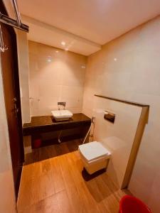 Hotel Olive Vault, Most Awarded Property in Haridwar في حاريدوار: حمام مع مرحاض ومغسلة