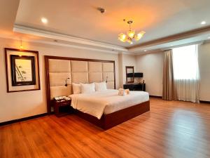 a bedroom with a large bed in a room at Muong Thanh Luxury Song Han Hotel in Da Nang