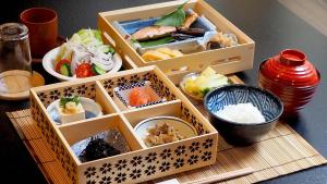旅館の敷地内または近くでの食事または食べ物