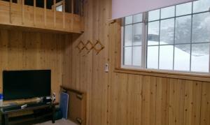 un soggiorno con TV e finestra di Haeoreum Pension a Ullŭng