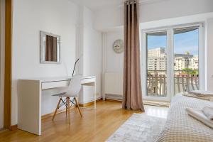 Ένα ή περισσότερα κρεβάτια σε δωμάτιο στο Old City Center River View-4BR-Parliament-Metro-Park