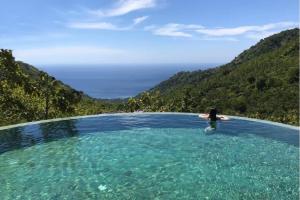 艾湄湾MATHIS Lodge Amed的背景是山水中的一个人