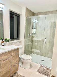Un baño con inodoro y ducha de cristal. en Modern 2 Bed Furnished Apartment in Quincy, en Quincy 19 fotos más