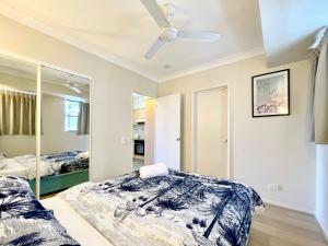 a bedroom with a bed and a ceiling fan at Mermaid Beach Park View in Gold Coast