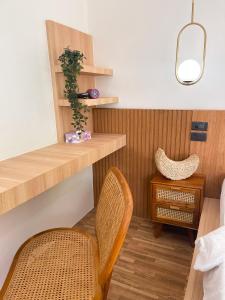 庫德島的住宿－達拉民宿，两把椅子放在一个有架子和一张桌子的房间