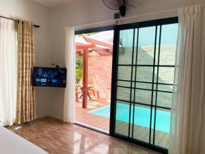 Bazén v ubytování Dara Homestay nebo v jeho okolí