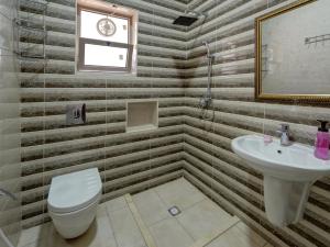 La salle de bains est pourvue de toilettes et d'un lavabo. dans l'établissement ENG-Murjan Apartment, à Aqaba