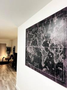 un mapa colgado en una pared en una sala de estar en Walking distance to St Boniface, easy parking, en Winnipeg