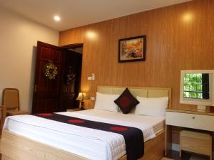 ein Schlafzimmer mit einem großen Bett und einem Fenster in der Unterkunft Hoàng Lan - 22 Liền Kề 13, KDT Xa La - by Bay Hostel in Hanoi