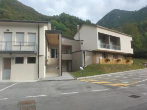 an empty parking lot in front of a building at Al Borgo camere e colazione in Quero
