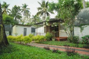 ein Haus mit Garten davor in der Unterkunft Waves and Shores Beach Villa in Mararikulam