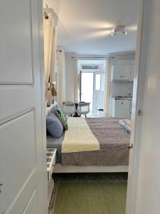 a small bedroom with a bed and a table at Terra Nova in Mýkonos City
