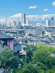 vistas a una ciudad con edificios y árboles en 横浜 JS HOUSE Yokohama - ペット犬可, en Yokohama