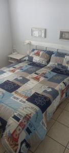 Bett mit Daunendecke in einem Zimmer in der Unterkunft Neptune corner cottage 10 in Hibberdene