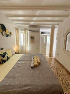 A bed or beds in a room at Petra Pelikan