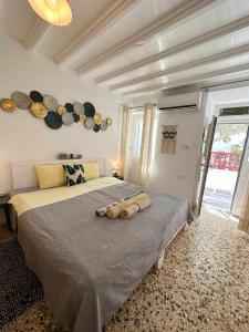 A bed or beds in a room at Petra Pelikan