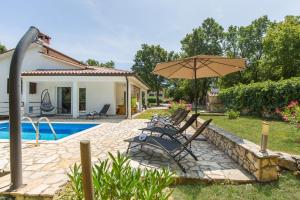 Bazén v ubytování Holiday Home Rea nebo v jeho okolí