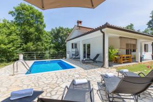 Bazén v ubytování Holiday Home Rea nebo v jeho okolí