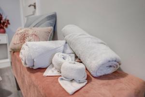 una pila de toallas y toallas en una cama en Cozy Nest, en Niagara Falls