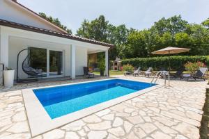 Bazén v ubytování Holiday Home Rea nebo v jeho okolí