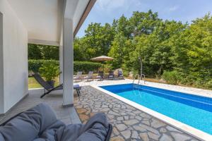 Bazén v ubytování Holiday Home Rea nebo v jeho okolí