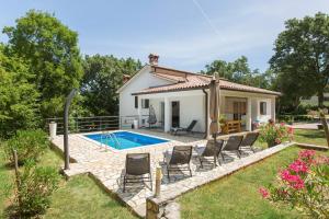 Bazén v ubytování Holiday Home Rea nebo v jeho okolí
