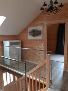 Habitación con escalera en una cabaña de madera en Gemütliches Holzhaus in Gamlitz en Gamlitz