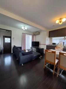 横浜市にある横浜 JS HOUSE Yokohama - ペット犬可のソファとテーブルのあるリビングルーム