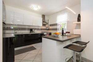 Kuchyň nebo kuchyňský kout v ubytování Holiday Home Rea