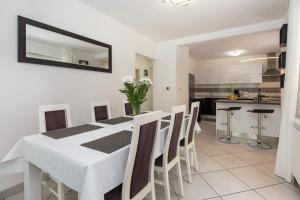 Kuchyň nebo kuchyňský kout v ubytování Holiday Home Rea